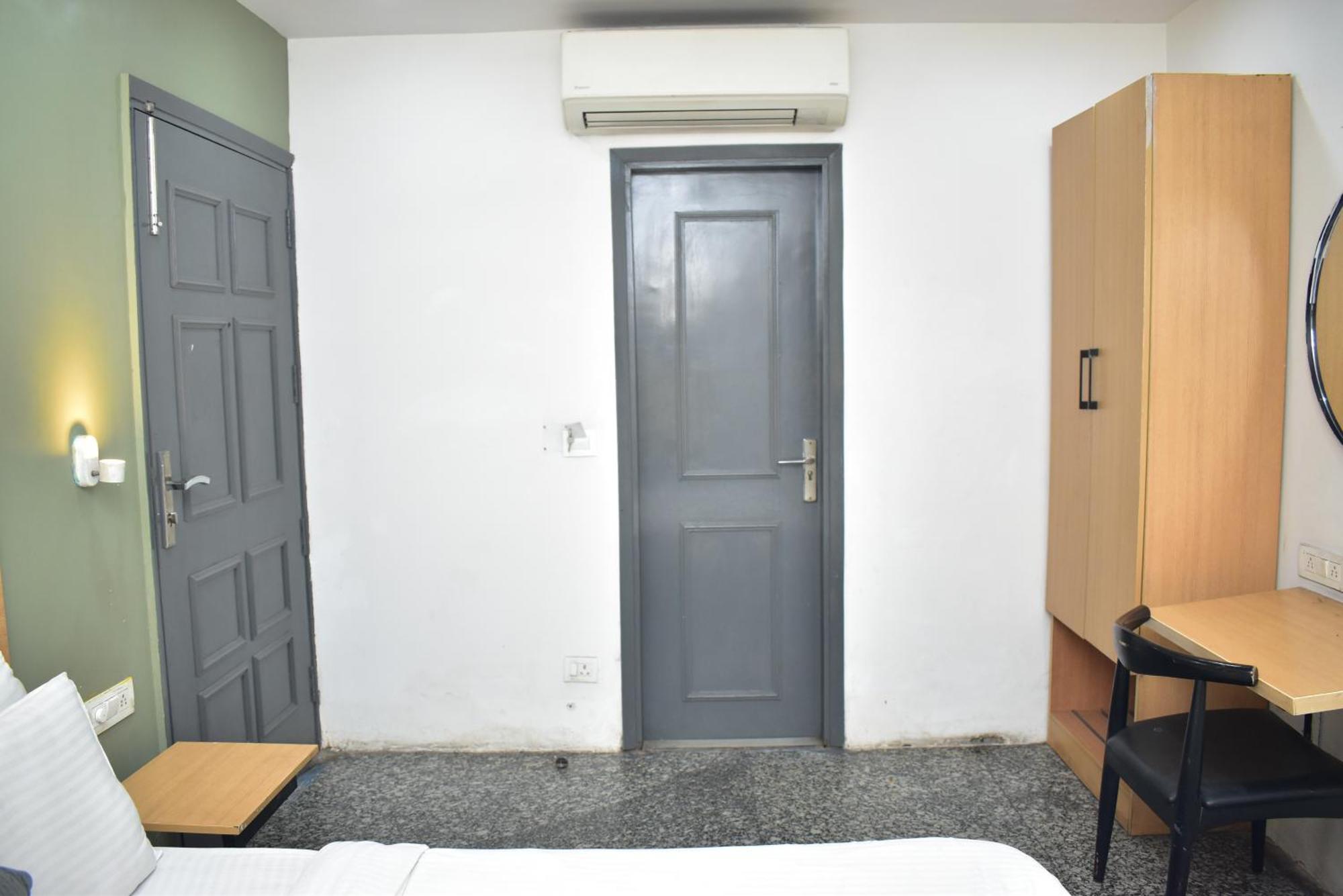 Hotel Golden Saffron By Qotel-Punjabi Bagh New Delhi Exterior foto