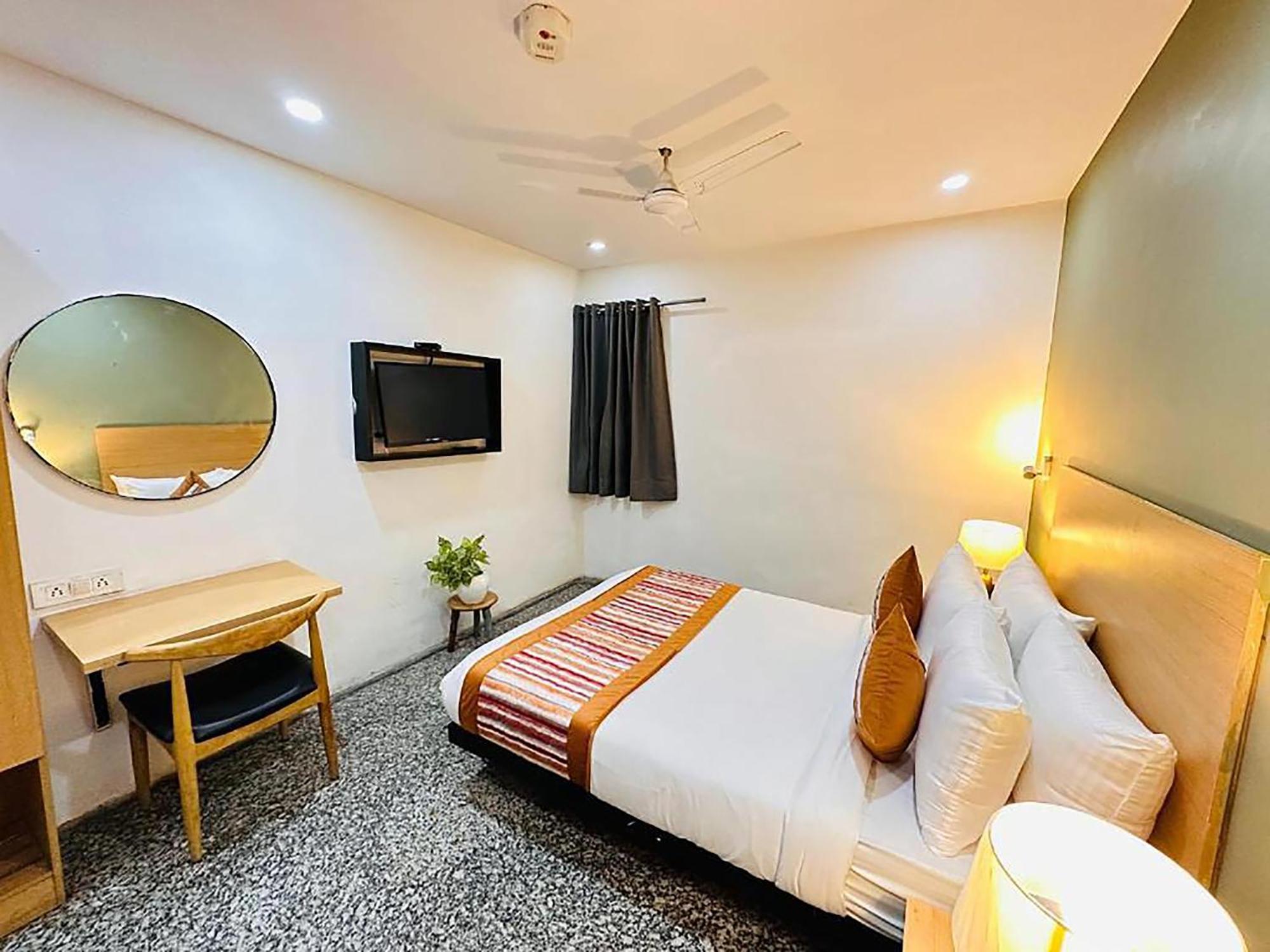 Hotel Golden Saffron By Qotel-Punjabi Bagh New Delhi Exterior foto