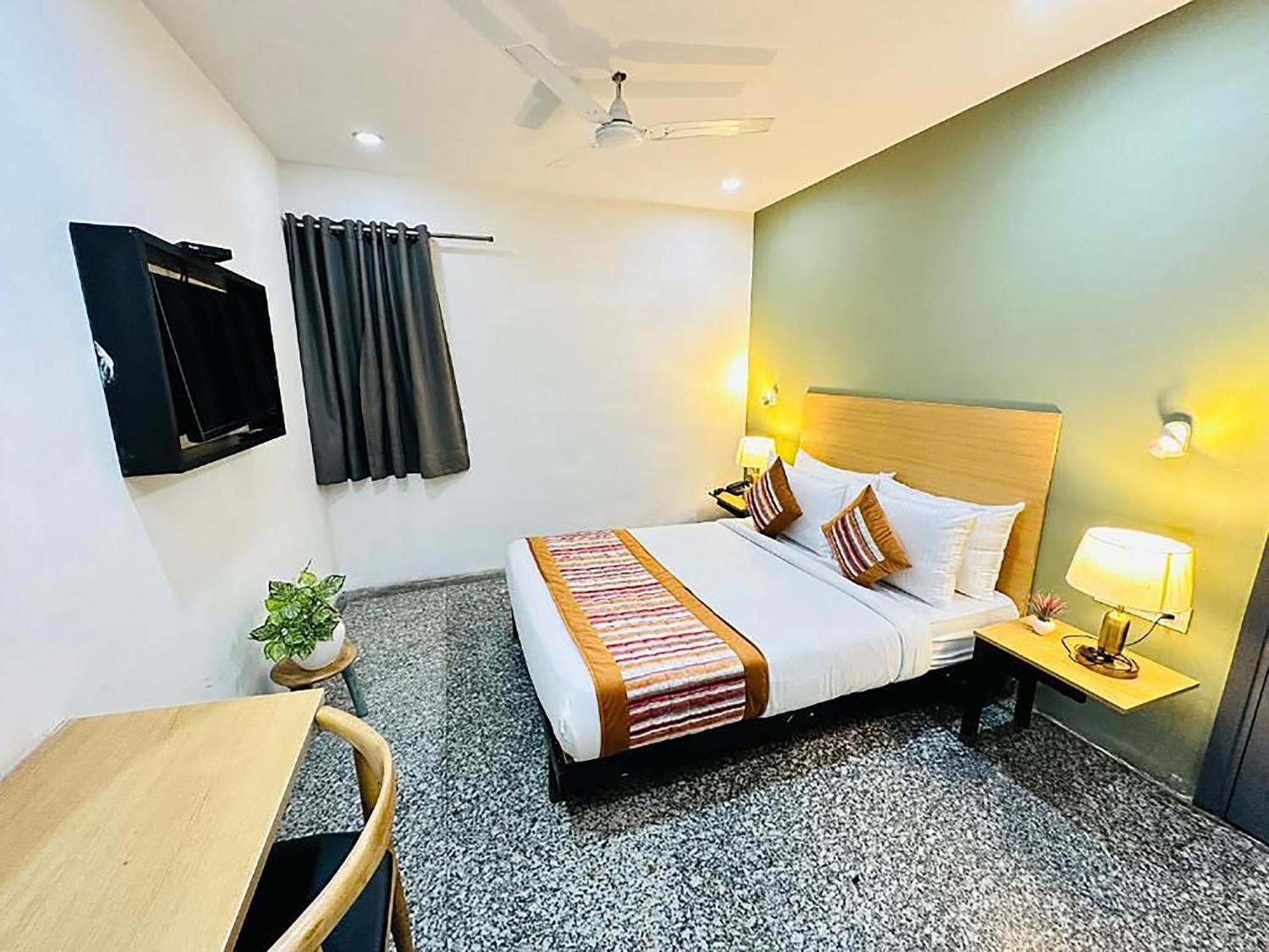Hotel Golden Saffron By Qotel-Punjabi Bagh New Delhi Exterior foto