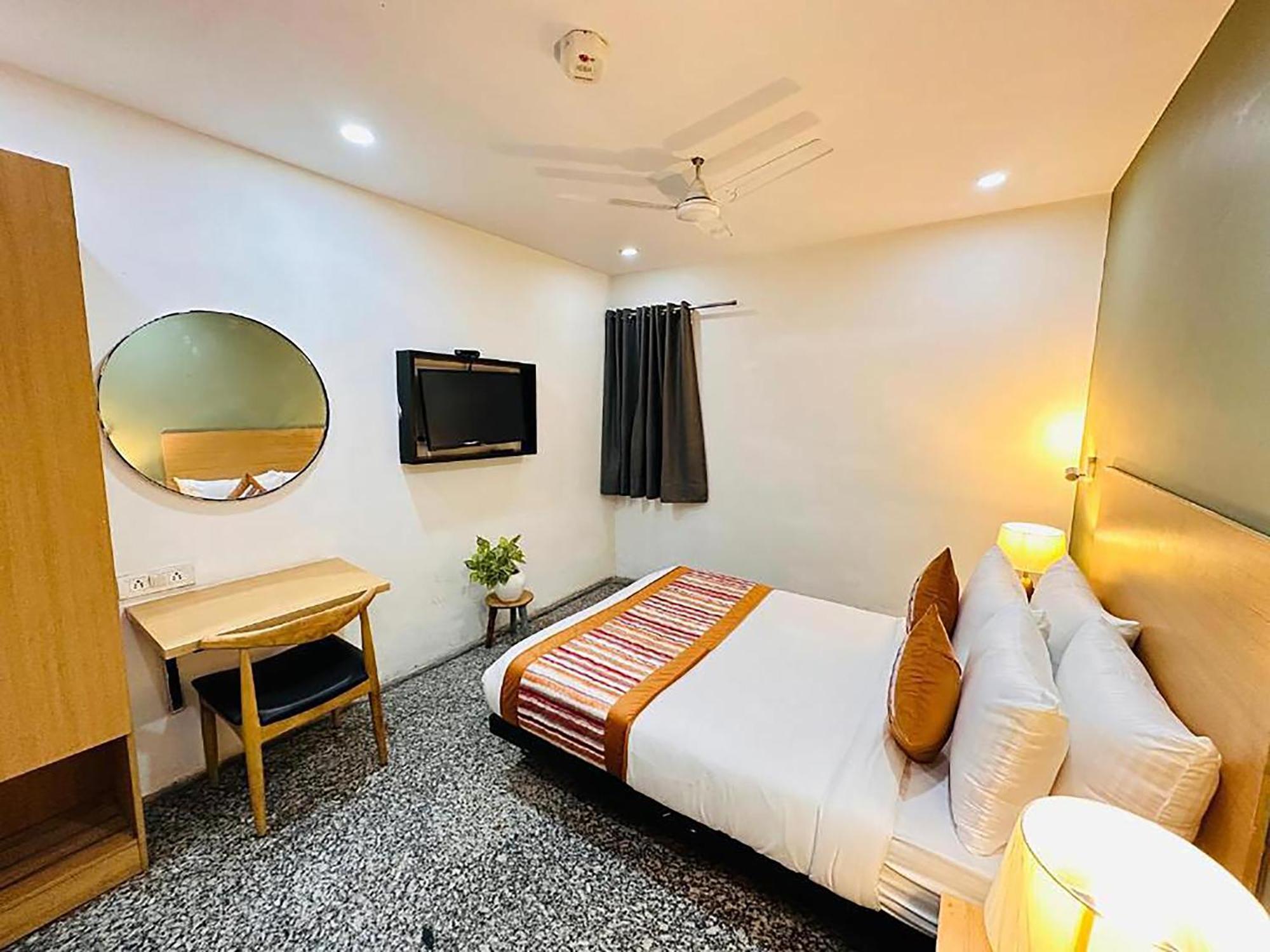 Hotel Golden Saffron By Qotel-Punjabi Bagh New Delhi Exterior foto